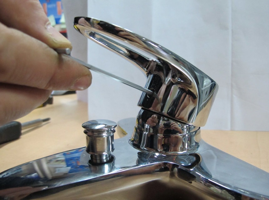 How to Fix a Leaky Bathtub Faucet: DIY Guide
